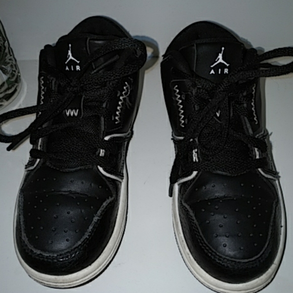 Nike Air Jordon 1 Boy's Black Low Sneaker 11 - Picture 2 of 6